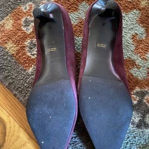 Gorgeous suede Ann Taylor pump